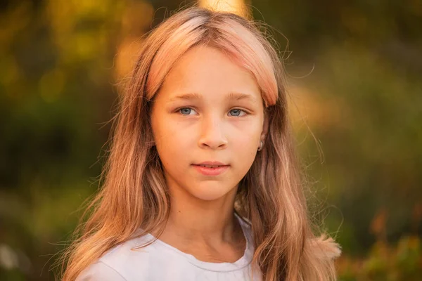 Lindo Retrato Niña Retrato Aire Libre Linda Niña Día Verano —  Fotos de Stock