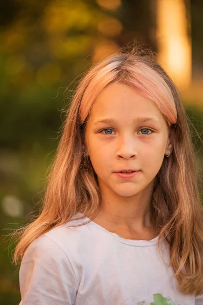 可愛い子の肖像 夏の日にかわいい女の子の屋外肖像画 9歳から10歳の子供 十代の若者 — ストック写真