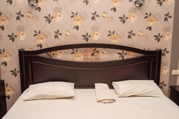 Двуспальная Кровать Внутри Чистое Современное Спальня — стоковое фото