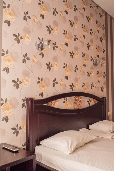 Διπλό Κρεβάτι Στο Εσωτερικό Όμορφη Καθαρή Και Μοντέρνα Κρεβατοκάμαρα Υπνοδωμάτιο — Φωτογραφία Αρχείου