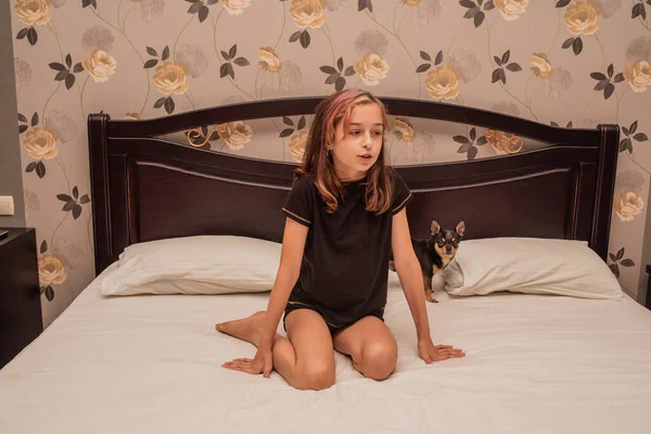Μια Νεαρή Έφηβη Που Κάθεται Σταυρωμένα Πόδια Στο Κρεβάτι Έφηβο — Φωτογραφία Αρχείου
