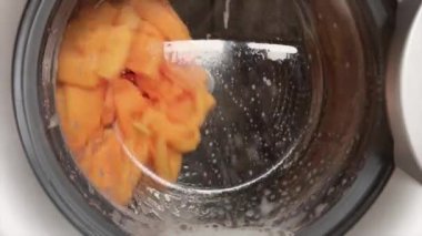 Modern Çamaşır Makinesi. Çamaşır makinesinde çamaşır yıkamak. Temizlik kavramı