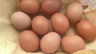 Kahverengi yumurtalar sepete. Beyaz sepetteki yumurtalar. Organik gıda konsepti