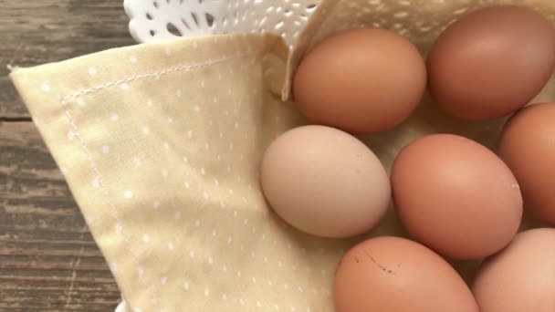 バスケットの中の茶色の卵 白いバスケットに卵 有機食品の概念 — ストック動画