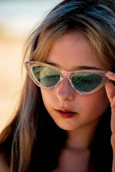 Portretul Unei Tinere Frumoase Ochelari Soare Aer Liber Colorat Vară — Fotografie, imagine de stoc