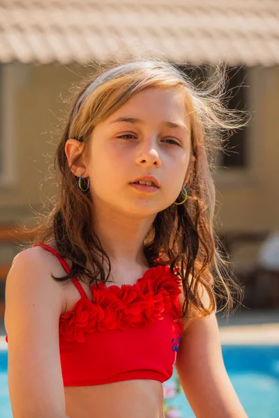 Lány Gyermek Fürdőruhában Közel Medencéhez Koncepció Pihenés Nyaralás Tinédzser Lány — Stock Fotó