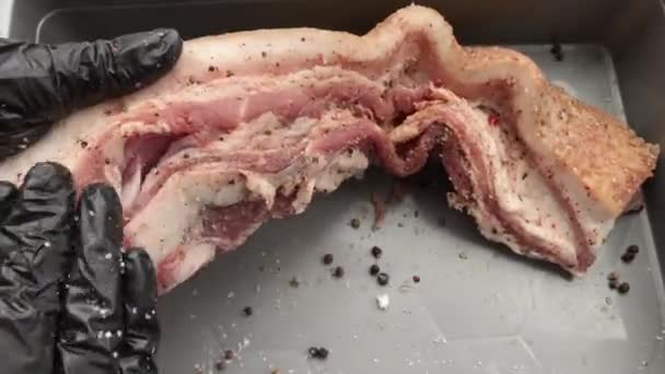 盐渍猪油自制猪油在一块大木板上 黑板上的一大块咸肉加香料 — 图库视频影像
