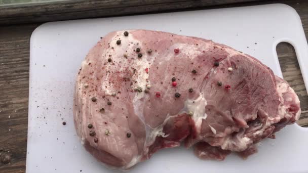 Lomo Cerdo Crudo Una Tabla Cortar Cerdo Con Condimento Tablero — Vídeos de Stock