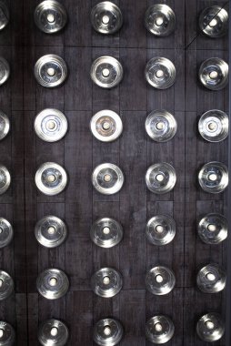 Duvar içi dekorasyonu boş modern lamba ve ahşap zemin konsepti ev ofisi için dekoratif ve beyaz arka plan. Lambalı ahşap duvar