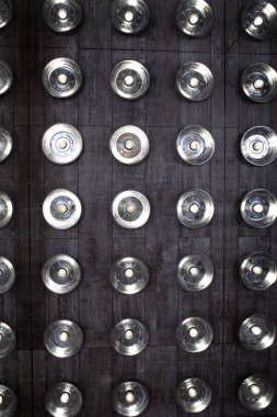 Duvar içi dekorasyonu boş modern lamba ve ahşap zemin konsepti ev ofisi için dekoratif ve beyaz arka plan. Lambalı ahşap duvar