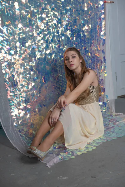 Hinreißende Junge Frau Abendkleid Posiert Vor Funkelndem Hintergrund Mädchen Abendkleid — Stockfoto