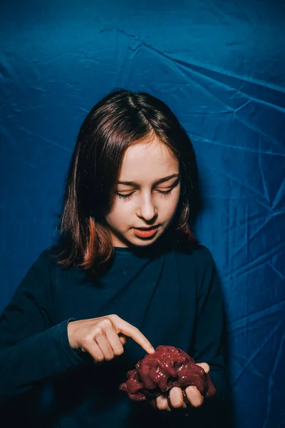 Έφηβος Κορίτσι Και Μπορντό Γλίτσα Μπλε Φόντο Ένα Κορίτσι Ετών — Φωτογραφία Αρχείου