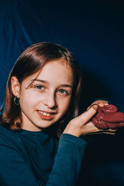 Teenager Mädchen Und Weinroter Schleim Auf Blauem Hintergrund Ein Mädchen — Stockfoto