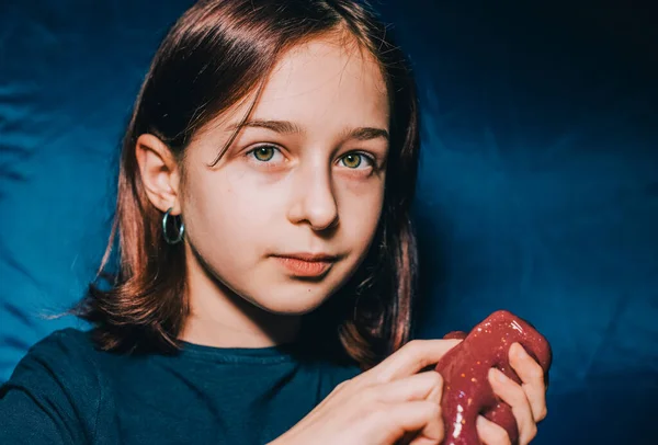Mavi Arka Planda Genç Bir Kız Bordo Balçık Yaşlarında Bir — Stok fotoğraf