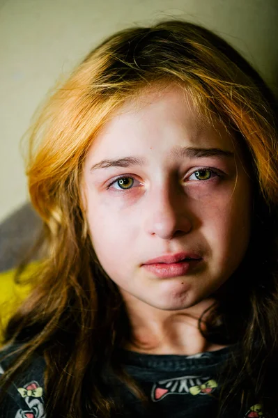 Little Sad Girl Crying Crying Little Beautiful Girl Sad Green — Stock Photo, Image