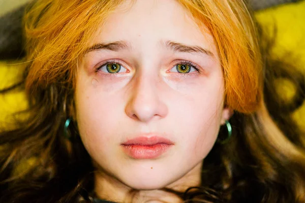 Una Niña Triste Después Llorar Niña Llorona Hermosa Con Ojos — Foto de Stock