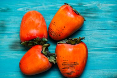 Hurma meyvesi kırsal masada, klasik tarzda. Hurma