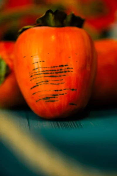 ヴィンテージスタイルの素朴なテーブルの上に柿の果物 — ストック写真