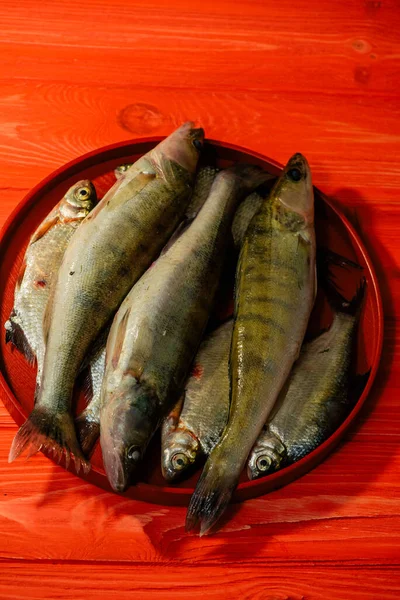 Pescado Fresco Pescado Crudo Sobre Fondo Rojo Pescado Plato Madera — Foto de Stock