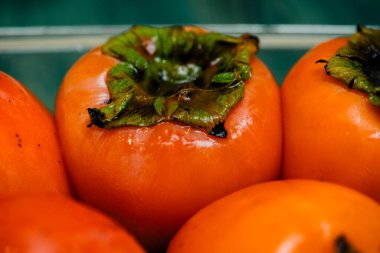 Hurma meyvesi kırsal masada, klasik tarzda. Hurma