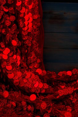 Kırmızı pullar. Pırıl pırıl pullar. Arka plan için kırmızı pullu kumaş. dikdörtgen kırmızı, pullu parlak kumaş, Noel arkaplanı. Dokuma sekansları, kırmızı boncuklar. Moda Kumaşı