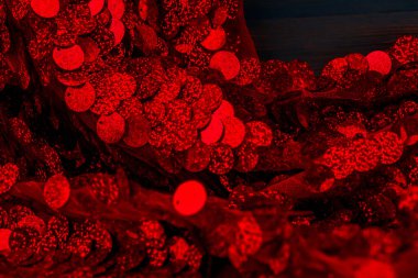 Kırmızı pullar. Pırıl pırıl pullar. Arka plan için kırmızı pullu kumaş. dikdörtgen kırmızı, pullu parlak kumaş, Noel arkaplanı. Dokuma sekansları, kırmızı boncuklar. Moda Kumaşı