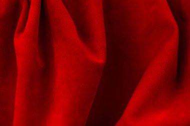 Süet kumaşın kırmızı mat arka planı, yakın plan. Pürüzsüz deri kadife desenli. Keçeleşmiş makro. Kırmızı süet kumaş. Kumaş, deri, tasarımcılar için malzeme..