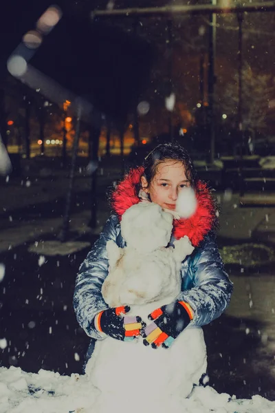 Bambino Felice Ragazza Plaing Con Pupazzo Neve Una Passeggiata Invernale — Foto Stock