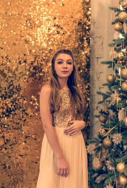 Menina Vestido Noite Brilhante Rapariga Está Sonhar Véspera Natal Férias — Fotografia de Stock