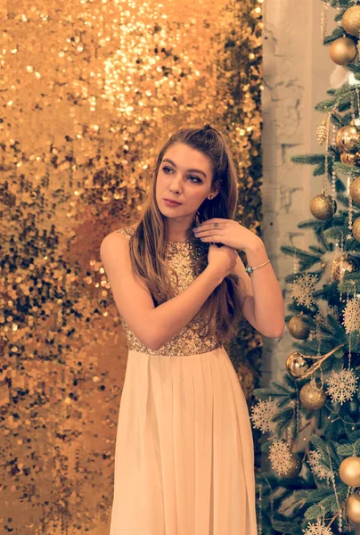 Menina Vestido Noite Brilhante Rapariga Está Sonhar Véspera Natal Férias — Fotografia de Stock