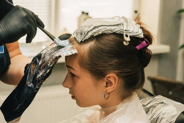 Cabeleireiro Fazendo Estilo Cabelo Para Menina Bonito Uma Adolescente Tem — Fotografia de Stock