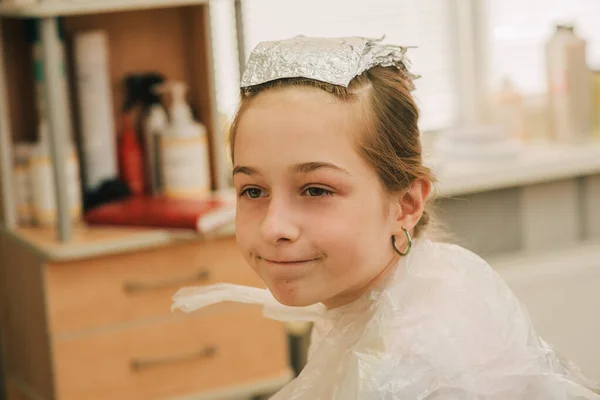 Cabeleireiro Fazendo Estilo Cabelo Para Menina Bonito Uma Adolescente Tem — Fotografia de Stock