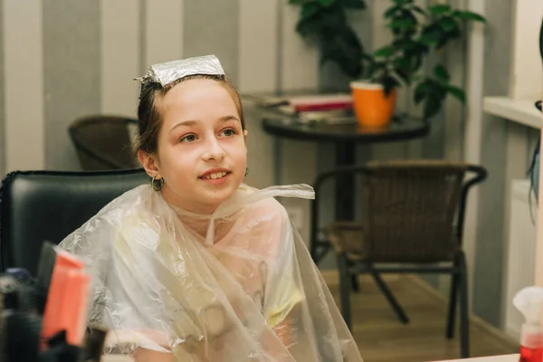 Cabeleireiro Fazendo Estilo Cabelo Para Menina Bonito Uma Adolescente Tem — Fotografia de Stock