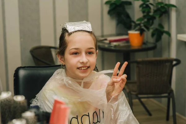 Cabeleireiro Fazendo Estilo Cabelo Para Menina Bonito Uma Adolescente Tem — Fotografia de Stock