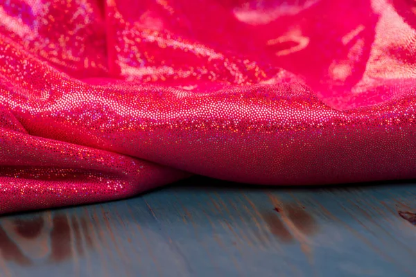 Tela Rosa Brillante Tejido Rosa Coral Sobre Fondo Azul Madera — Foto de Stock