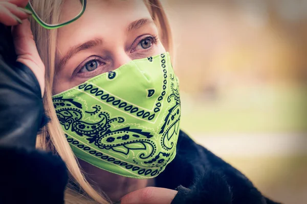 Mujer Usando Máscara Para Protegerse Mujer Con Máscara Protectora Otoño — Foto de Stock