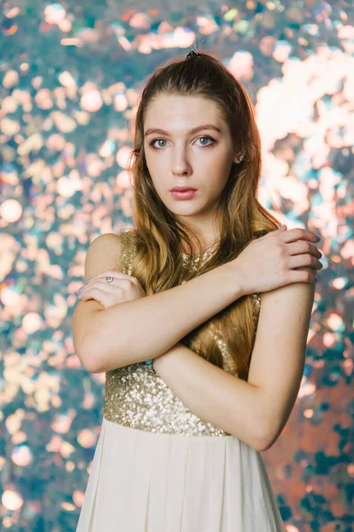 Hermosa Mujer Joven Vestido Noche Posando Sobre Fondo Brillante Chica — Foto de Stock