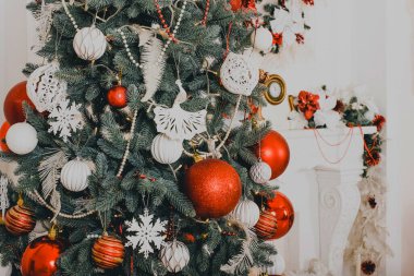 Yılbaşı arifesi. Noel ağacı. Noel süsleri. Lüks. Yılbaşı oyuncakları Noel ağacı hediyeleri. Renkli fotoğraf. Yeni Yıl