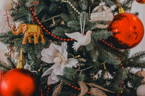Nieuwjaarsinterieur Kerstboom Kerstversiering Luxe Nieuwjaarsspeelgoed Kerstboomgeschenken Foto Met Getint Nieuwjaar — Stockfoto