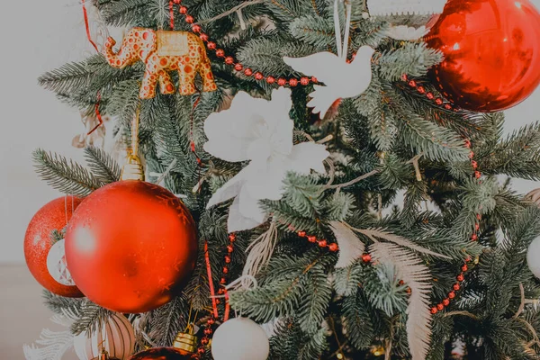 Nieuwjaarsinterieur Kerstboom Kerstversiering Luxe Nieuwjaarsspeelgoed Kerstboomgeschenken Foto Met Getint Nieuwjaar — Stockfoto