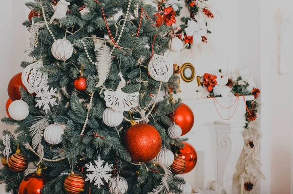 Nieuwjaarsinterieur Kerstboom Kerstversiering Luxe Nieuwjaarsspeelgoed Kerstboomgeschenken Foto Met Getint Nieuwjaar — Stockfoto