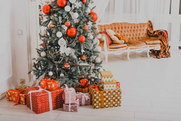 Interior Año Nuevo Árbol Navidad Decoraciones Navideñas Lujo Los Juguetes —  Fotos de Stock