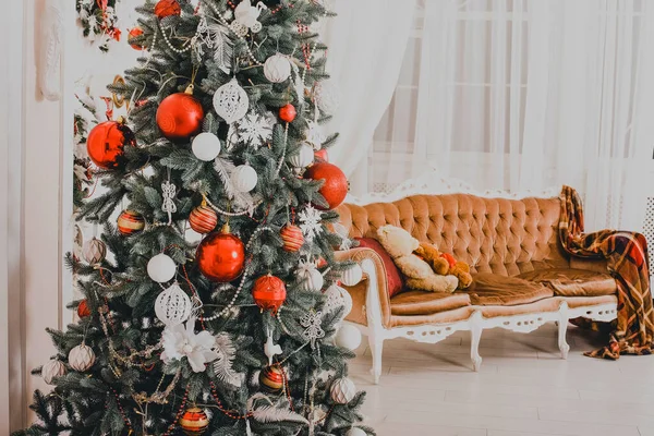 Interior Ano Novo Árvore Natal Decorações Natal Luxo Brinquedos Ano — Fotografia de Stock