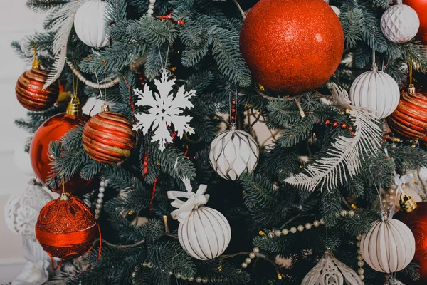 Nieuwjaarsinterieur Kerstboom Kerstversiering Luxe Nieuwjaarsspeelgoed Kerstboomgeschenken Foto Met Getint Nieuwjaar — Stockfoto