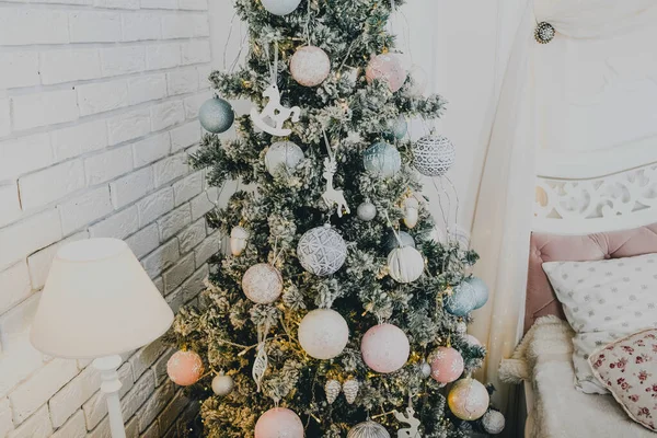 Nieuwjaarsinterieur Kerstboom Kerstversiering Luxe Nieuwjaarsspeelgoed Kerstboomgeschenken Foto Met Getint Nieuwjaar — Stockfoto