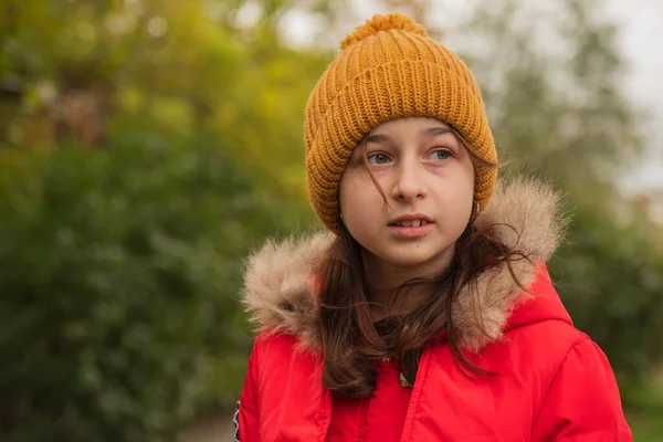 Tiener Met Een Hoed Straat Stijlvol Hipster Meisje Straatmode Portret — Stockfoto