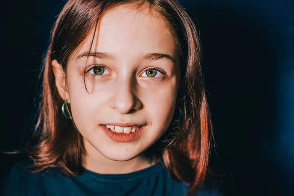 Retrato Una Niña Años Sobre Fondo Azul Chica Adolescente Años —  Fotos de Stock