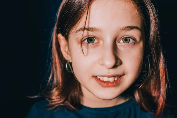Retrato Una Niña Años Sobre Fondo Azul Chica Adolescente Años —  Fotos de Stock