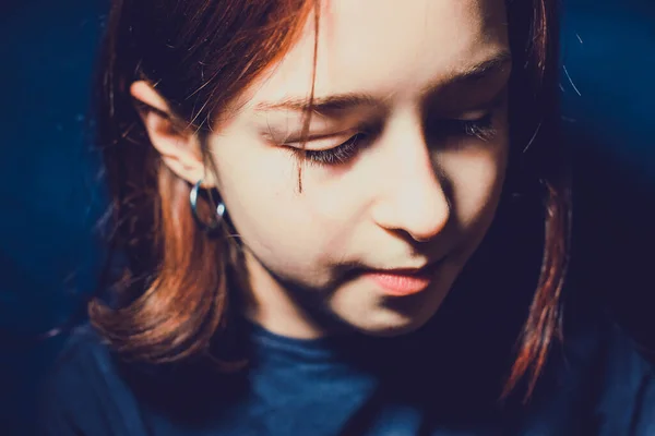 Πορτρέτο Ενός Κοριτσιού Ετών Μπλε Φόντο Έφηβο Κορίτσι Ετών Κορίτσι — Φωτογραφία Αρχείου