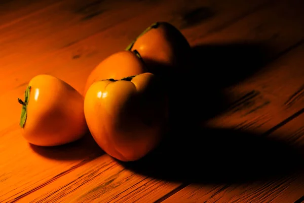 Delicioso Fruto Cáqui Maduro Fundo Madeira Cáqui Sobre Fundo Laranja — Fotografia de Stock